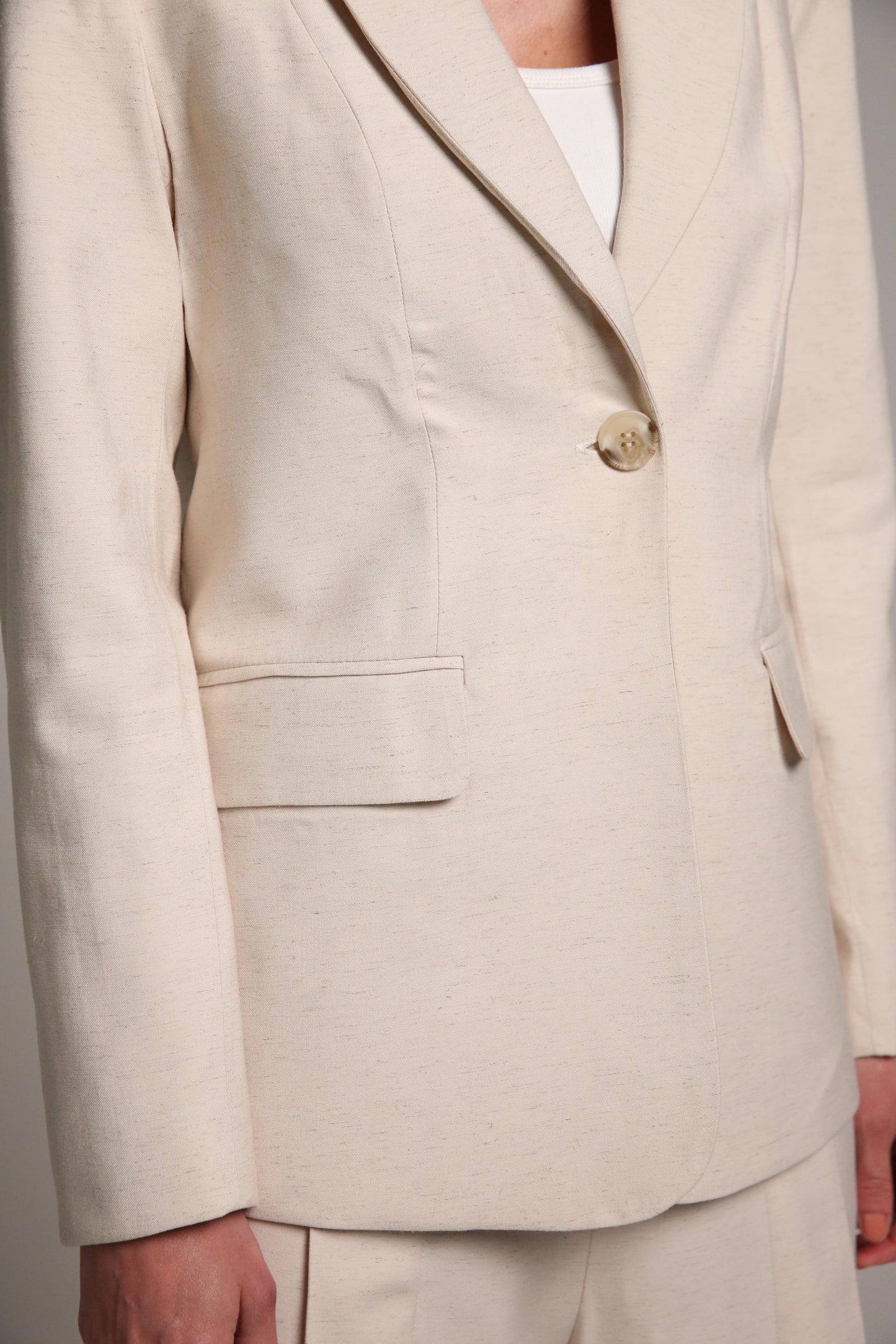 Blazer areia estruturado em alfaiataria