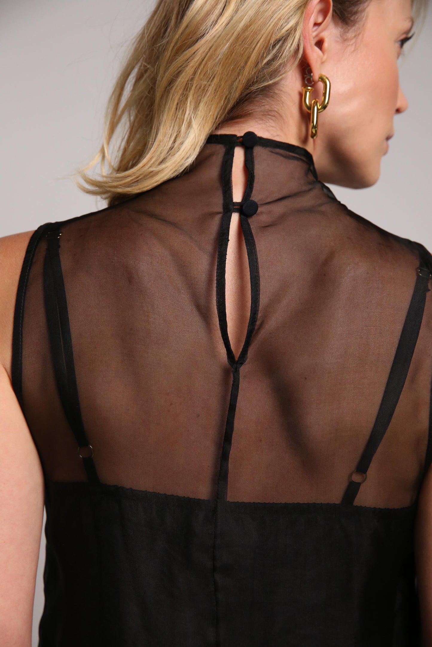 Blusa em organza de seda preta e pura