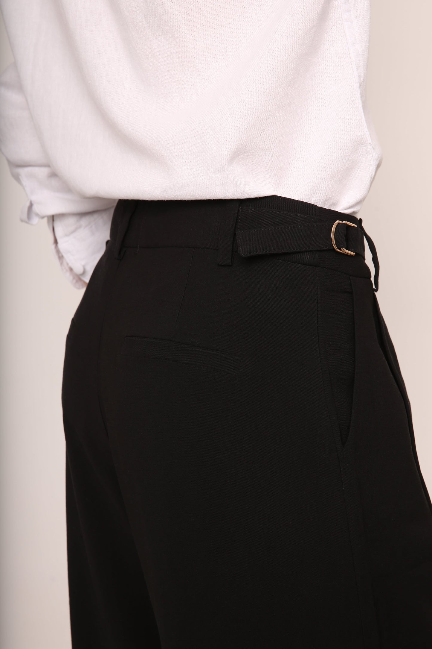 Calça alfaiataria ajuste lateral