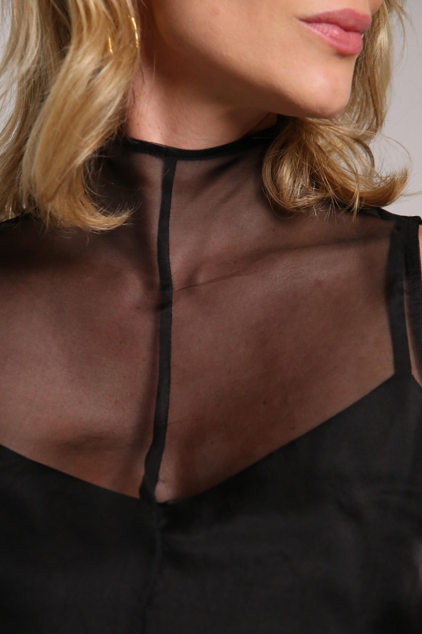 Blusa em organza de seda preta e pura