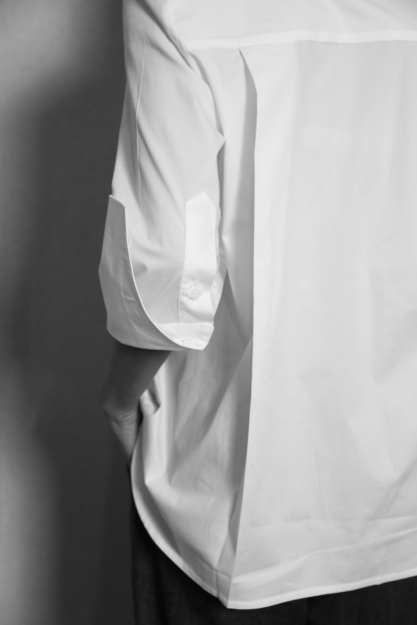Camisa em tricoline com sobreposição